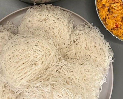 String hopper pack with pol sambol and curry